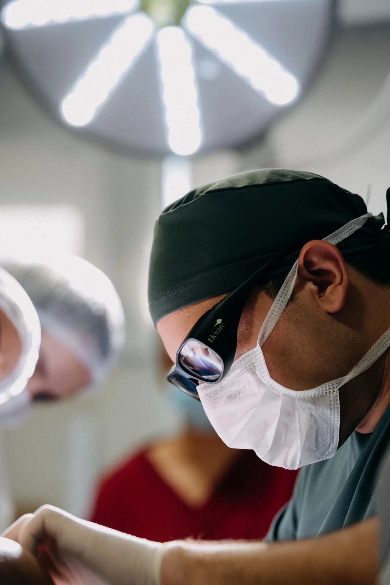 Dr. Gustavo Bezerra, coloproctologista, durante cirurgia com laser